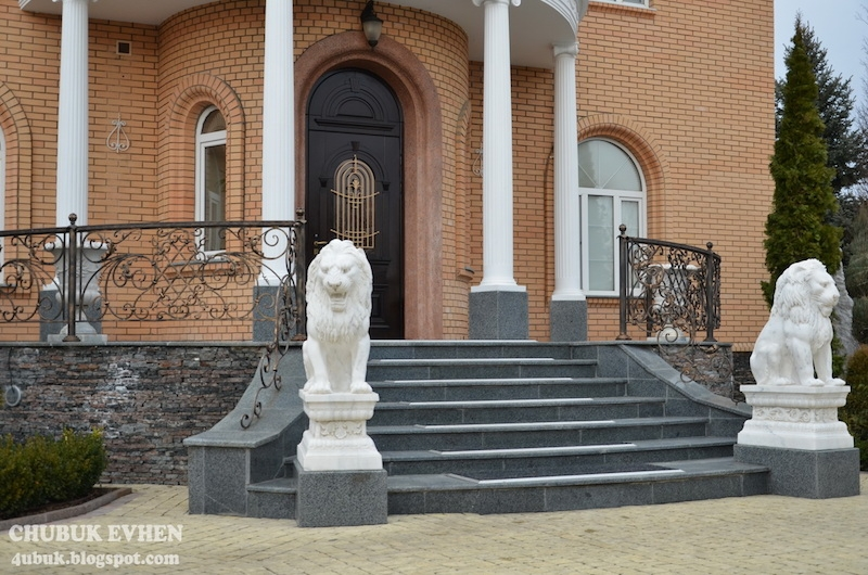 Illustration for article titled Tour the Opulent, Evacuated McMansions of Ukraine's Fallen Leaders